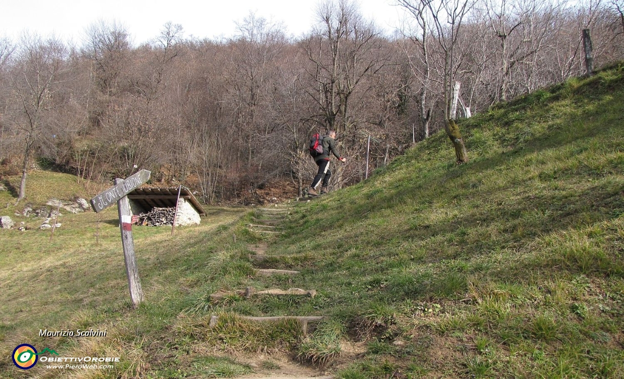 22 Si aggira la Cascina Belvedì, il sentiero parte con pendenza dolce....JPG